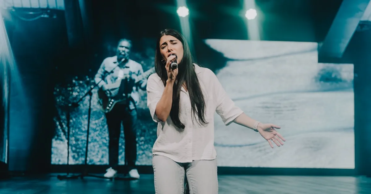 Júlia Cristiano: De la televisión al ministerio musical - Un llamado que transforma vidas