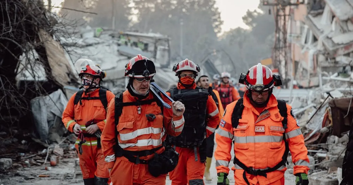 Luto en Indonesia: 14 Fallecidos en Choque de Trenes y la Luz de la Esperanza
