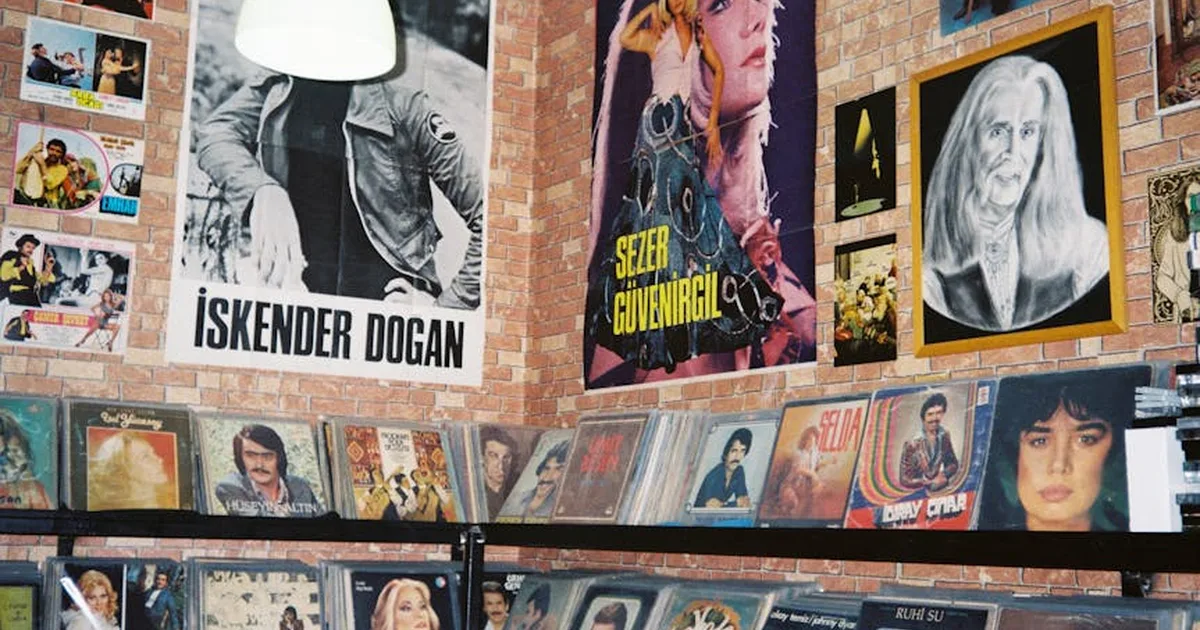 Muro de peticiones en tienda de decoración: testimonios de milagros que transforman vidas
