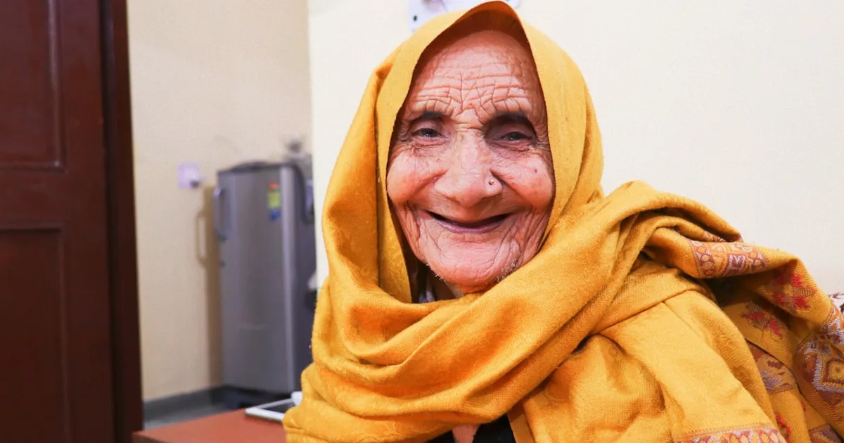 92-jährige Ordensschwester probiert zum ersten Mal Döner: Eine Lektion in Freude und Demut