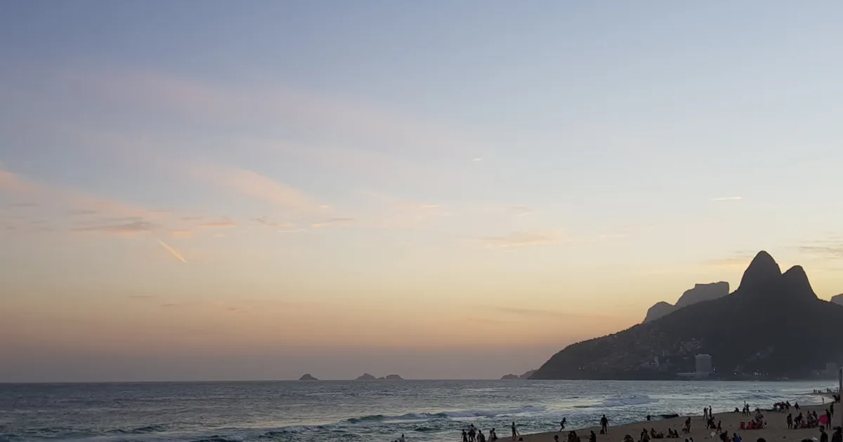 Milhares de cristãos se reúnem ao amanhecer nas praias do Brasil para adorar Jesus