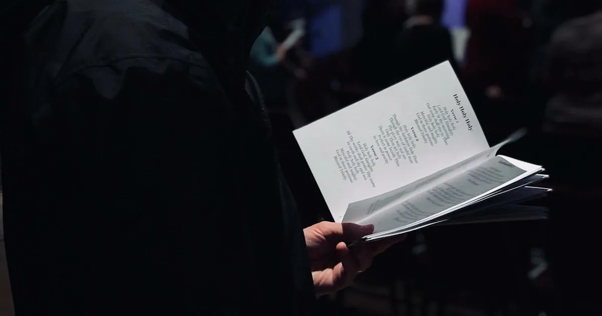 El Canto que Transforma: Cómo la Alabanza Moldea Nuestra Fe y Testimonio