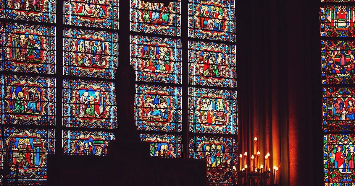 Polémica en Notre Dame: la justicia frena el reemplazo de vitrales históricos