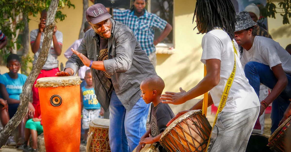 Papa León XIV na Angola: A Alegria Africana como Fonte Espiritual para o Mundo