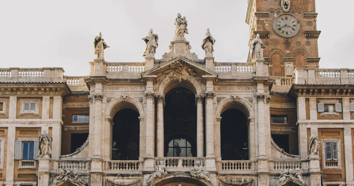 Propaganda em basílica: fé ou mercantilização? A polêmica que divide os cristãos