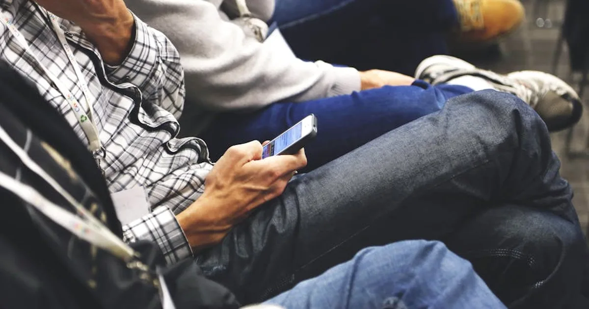 Luz na Era Digital: Como a Fé Cristã Enfrenta a Exploração Online e o Cuidado com a Vida