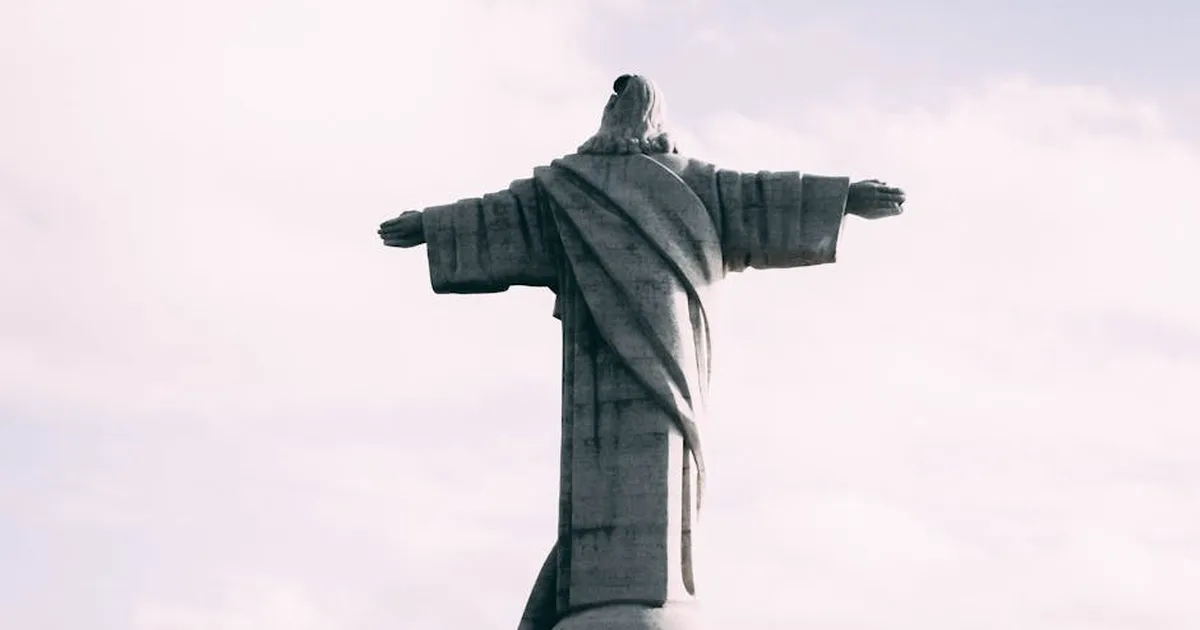 No Líbano: Reflexão cristã sobre símbolos sagrados após dano a imagem de Cristo