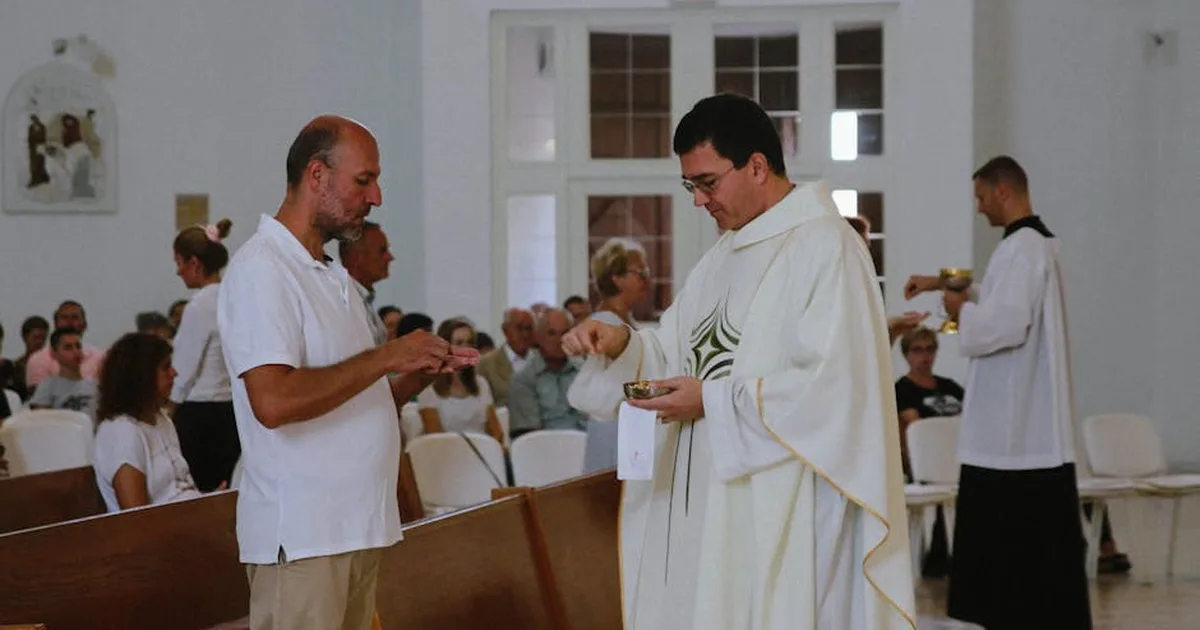 La Misericordia Divina: Un Abrazo de Dios que Renueva Nuestro Camino