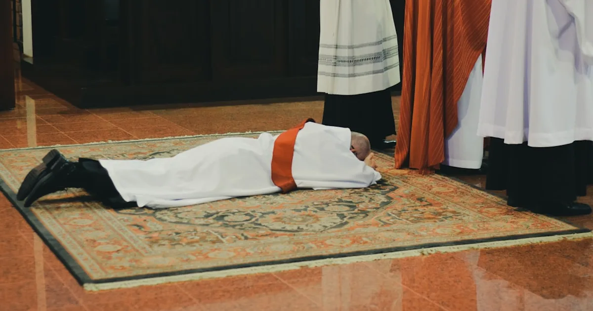 Los tres secretos del sacerdocio según el Papa León XIV: cómo vivir con Cristo, servir y sonreír en la cruz