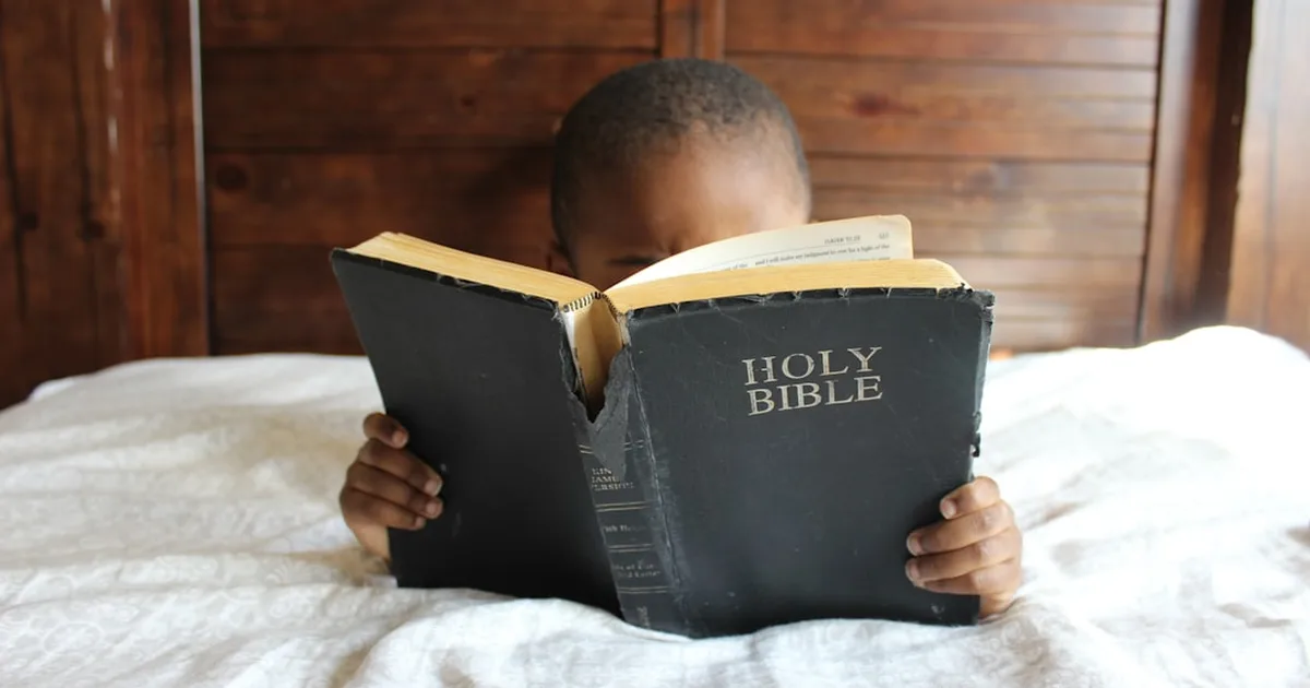 Criando hijos que vean la realidad con los ojos de Dios: Guía para padres cristianos
