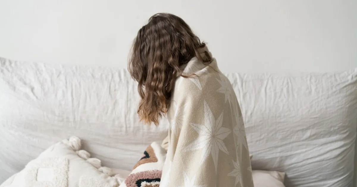 Pode orar deitado na cama? O que a Bíblia realmente ensina