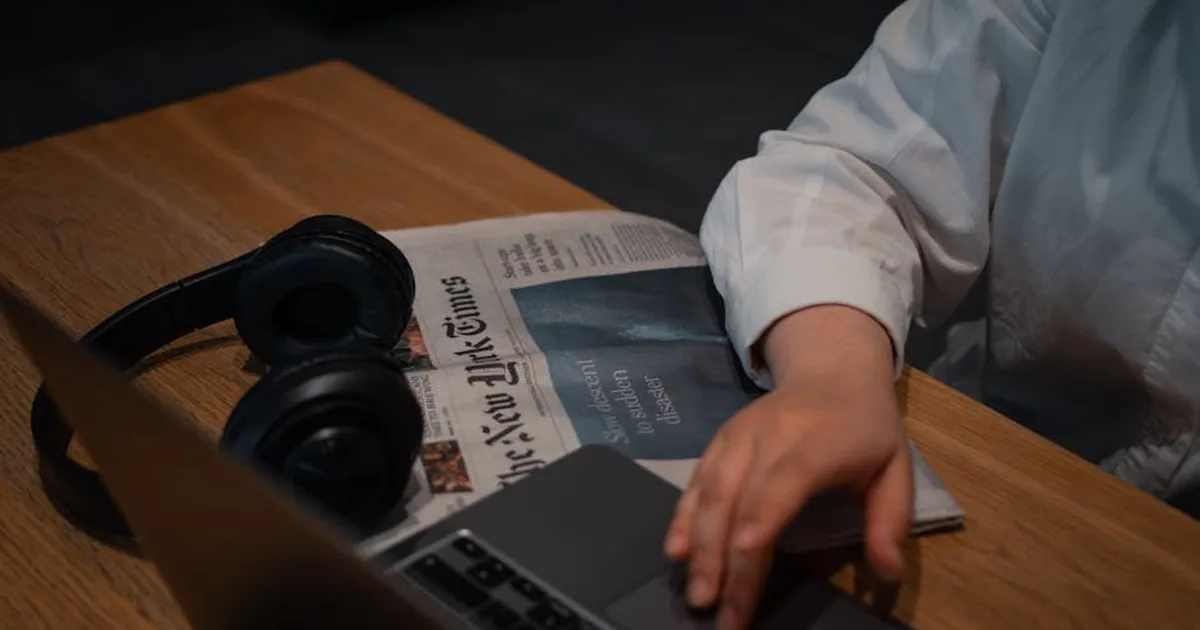 Dois filmes que nos fazem pensar sobre o futuro do jornalismo entre IA e papel
