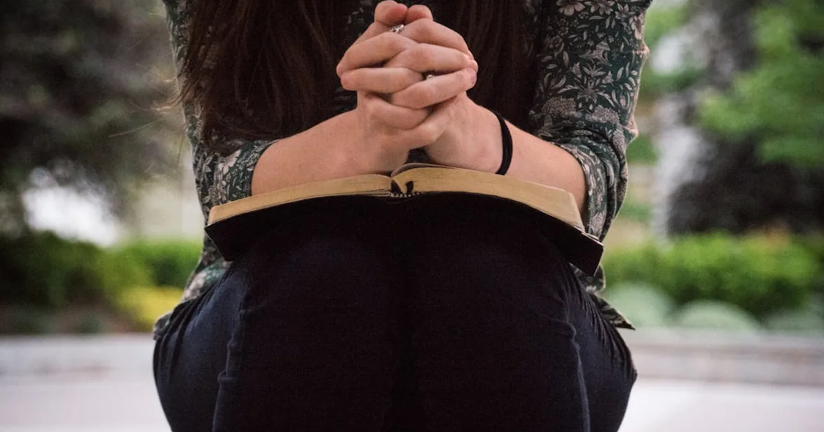 Oração que Fortalece: Versículos Bíblicos para Sua Comunhão com Deus
