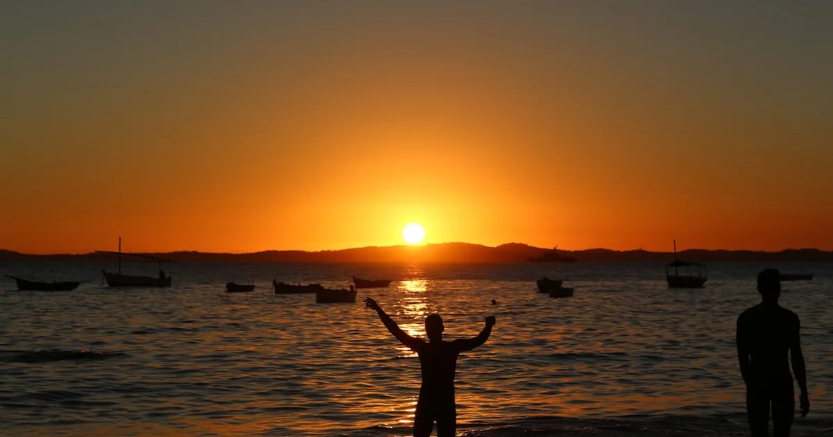 Miles de cristianos se reúnen al amanecer en las playas de Brasil para adorar a Jesús