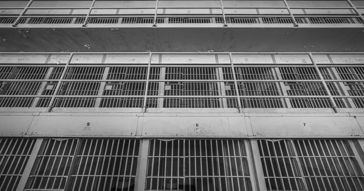 Oración por la pronta libertad de un preso: Cómo clamar por justicia y esperanza