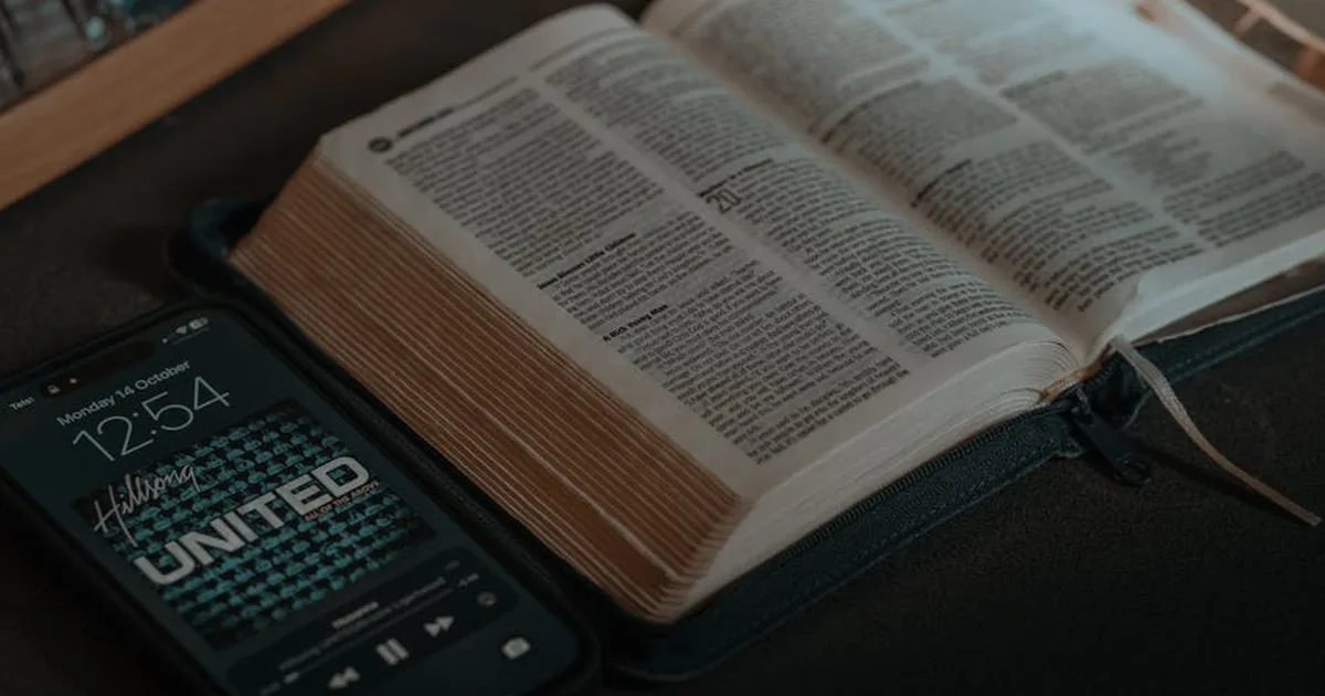 La Palabra en tu bolsillo: Cómo la tecnología está renovando nuestra relación con la Biblia