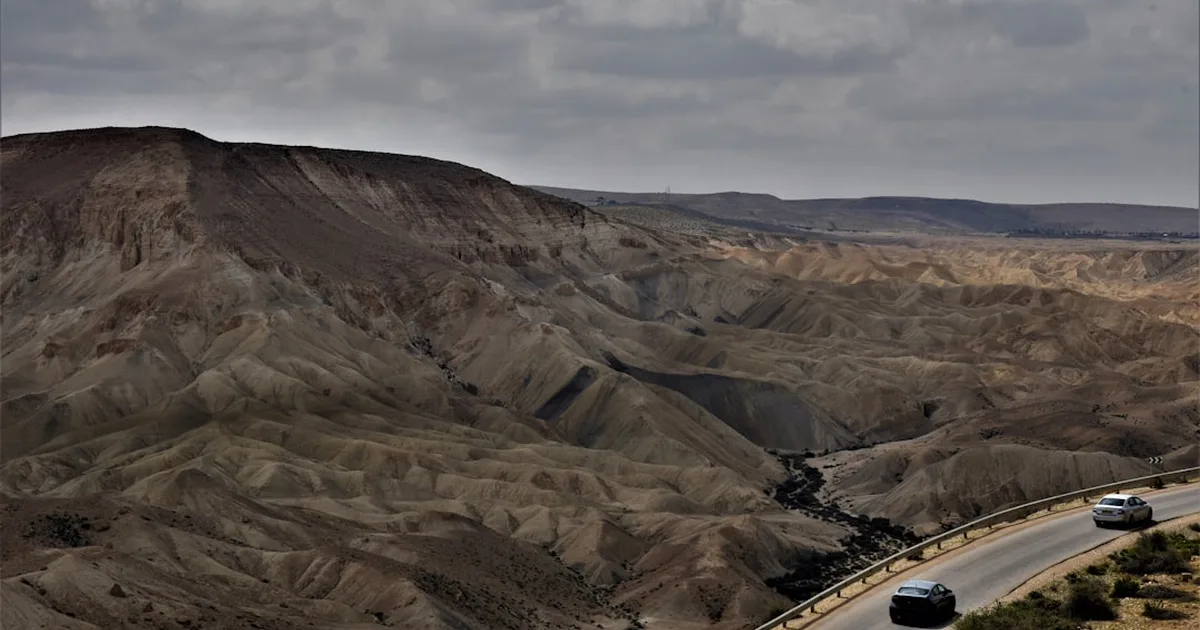 Chuvas torrenciais em Israel transformam deserto em rios caudalosos