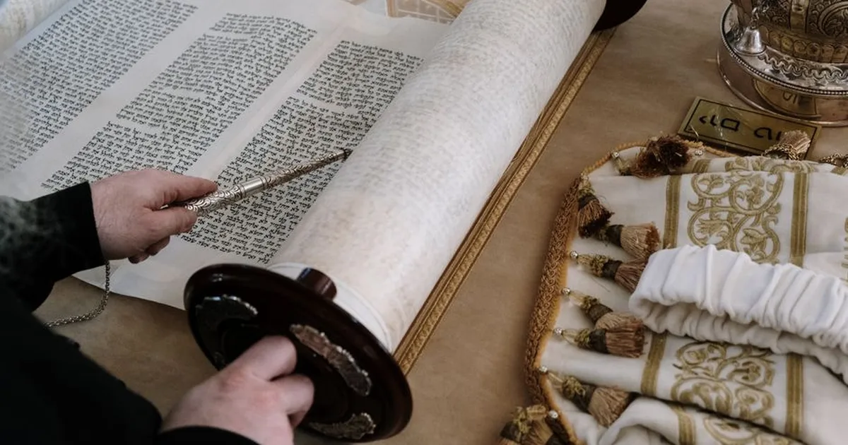 La fascinante historia de la Biblia: de los rollos antiguos a tus manos