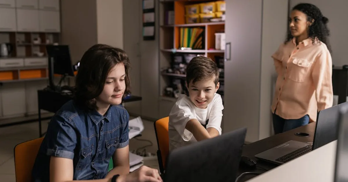 Intelligenza Artificiale a Scuola: Luci e Ombre del Primo Progetto Pilota in Italia