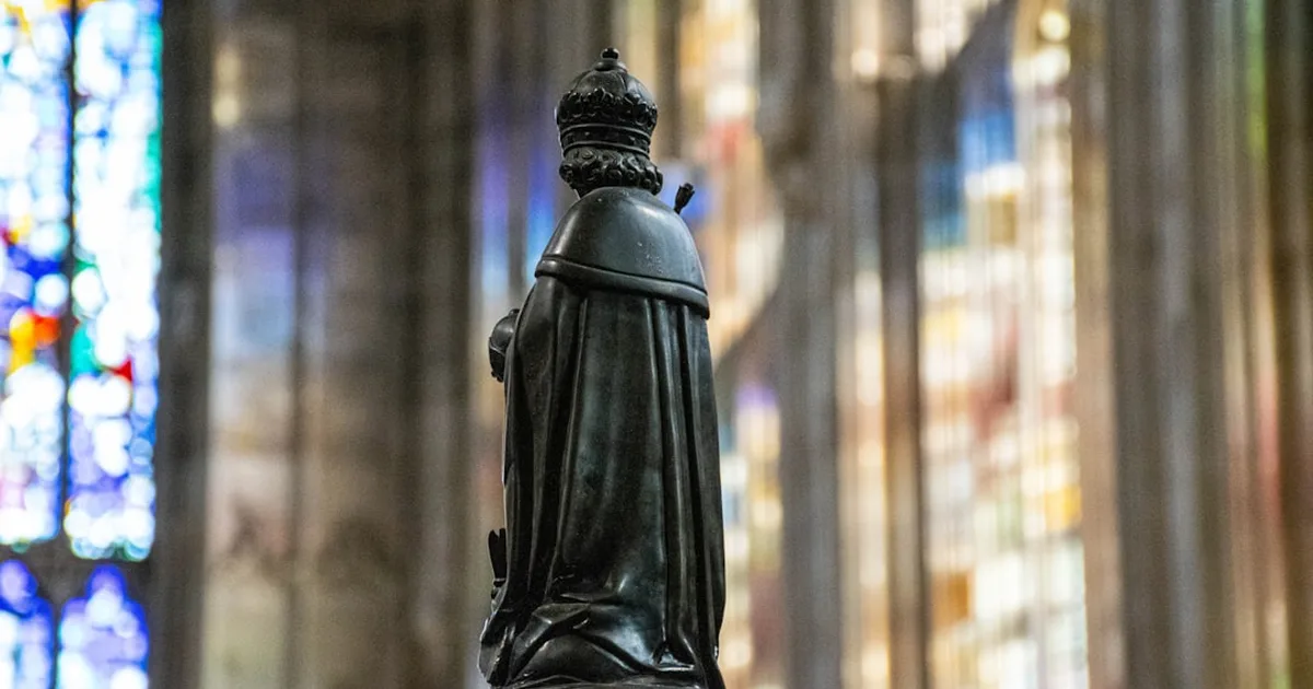 A fé inabalável da Rainha Elizabeth: Lições de serviço e humildade para os cristãos