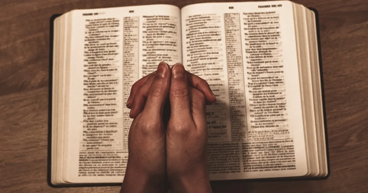 Versículo bíblico sobre la oración: Encuentra fuerza en la Palabra de Dios