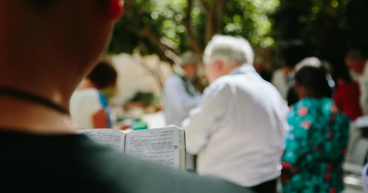 A Bíblia na Praça: Como a Leitura Pública das Escrituras Fortalece a Fé Coletiva