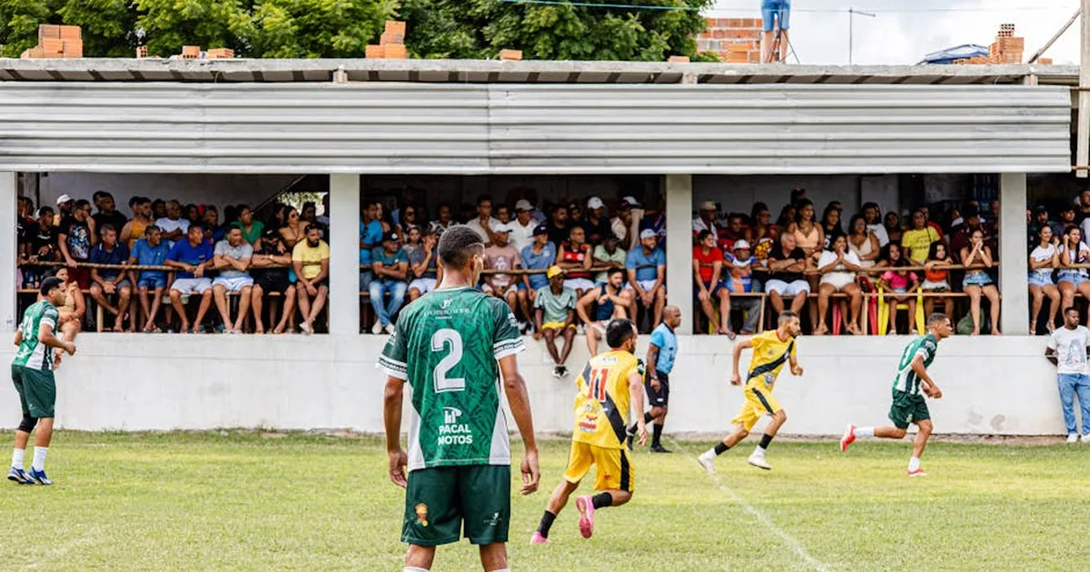 Árbitro y futbolistas se arrodillan a orar tras grave lesión en partido brasileño