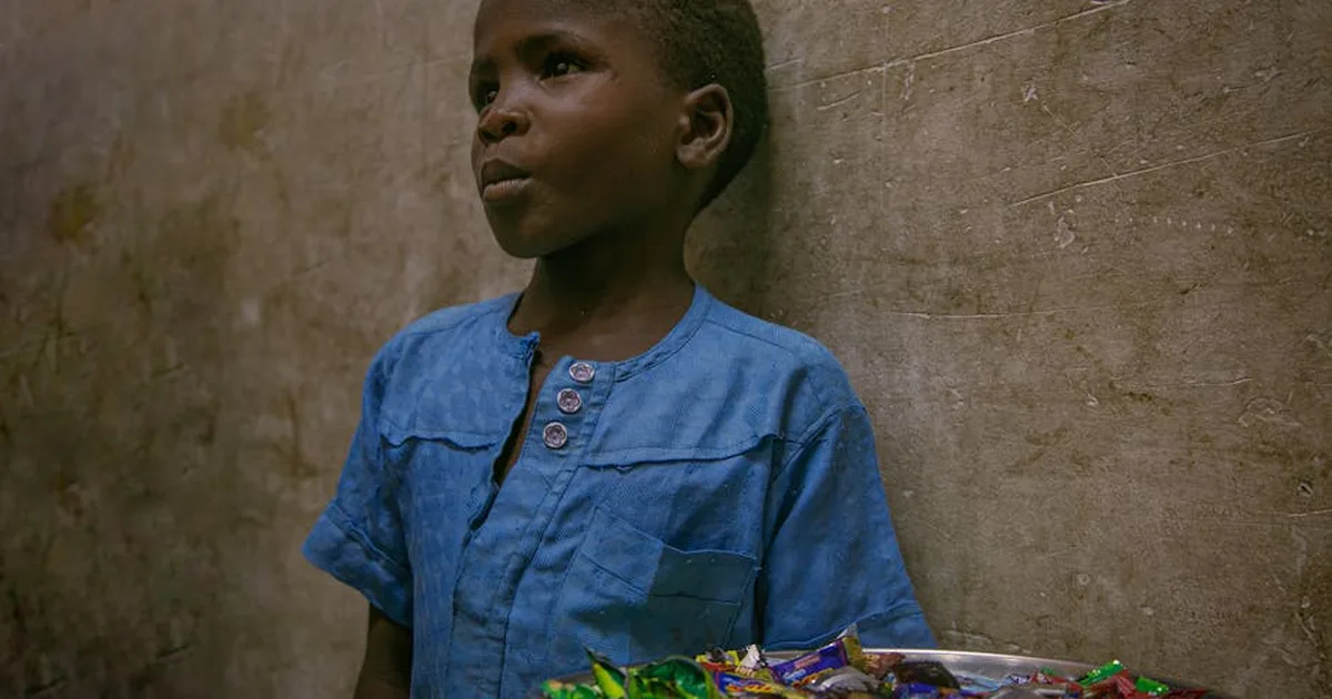 La Fortaleza de un Niño: El Testimonio de Androwas en Nigeria