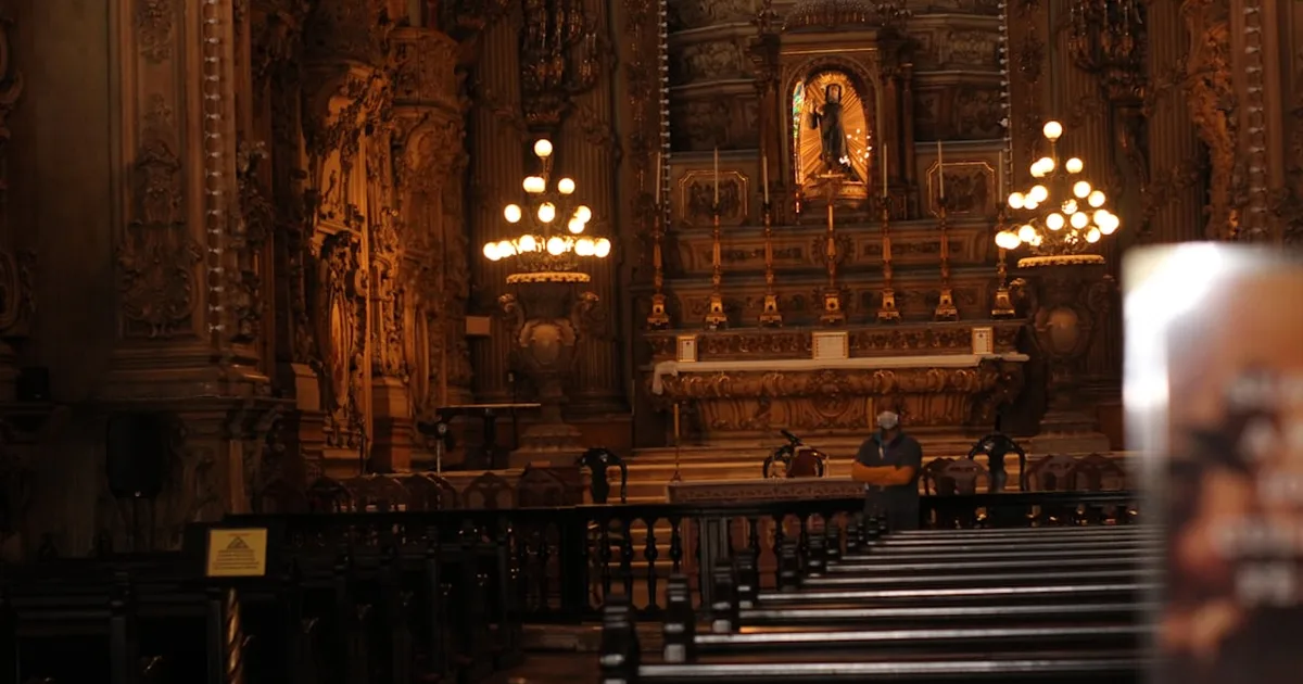 La Fidelidad que Brilla en la Iglesia Vacía: Cuando Dios Habita en la Sencillez