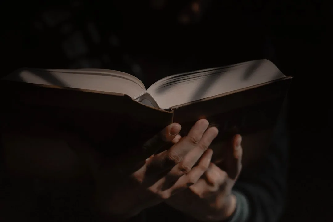 La Joie dans l'Amour Parfait de Dieu : Comment Sa Nature Nous Apporte l'Épanouissement