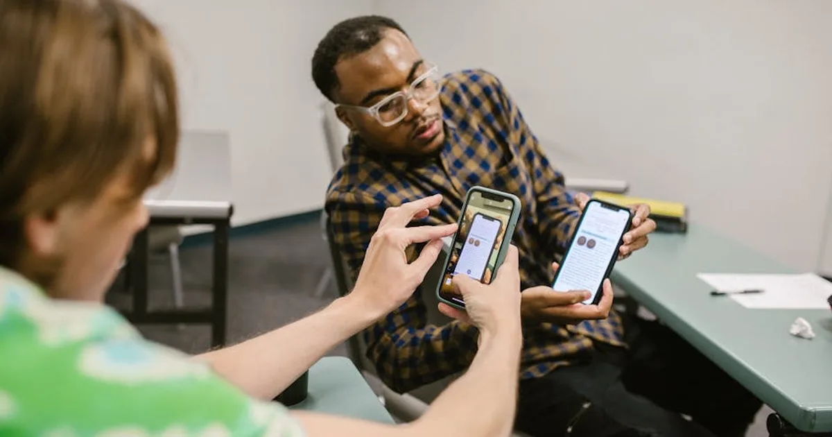 Comunidad en la Palma de tu Mano: Grupos Digitales que Fortalecen la Fe de Jóvenes Cristianos
