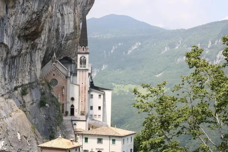 La preghiera della sera: concludere il giorno nella pace di Dio