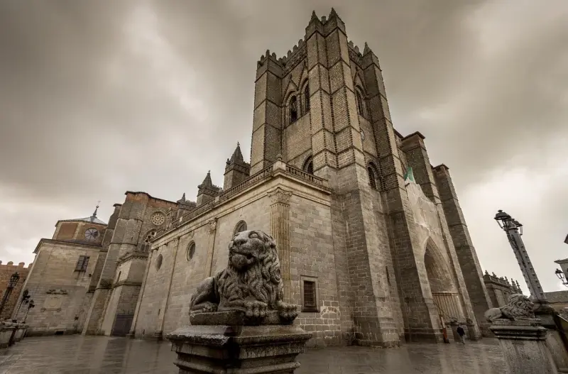 La Catedral de Ávila: Donde la Fortaleza y el Templo se Hacen Uno
