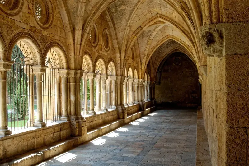 El claustro de la catedral de Tarragona: arte románico mediterráneo