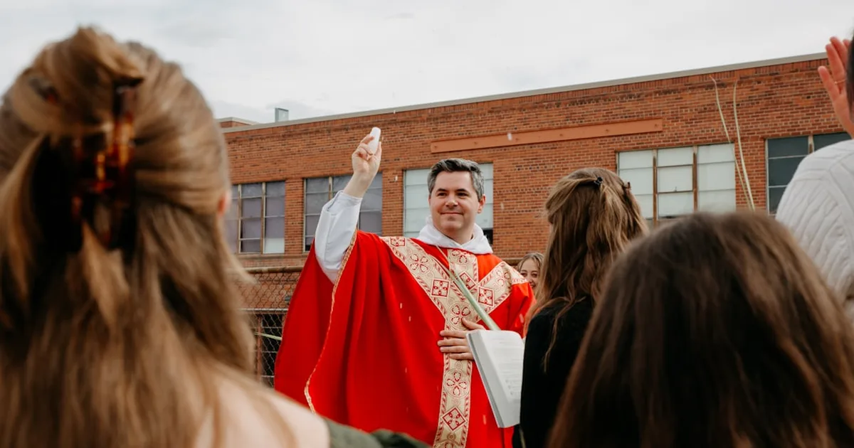 La Belleza de Servir en la Liturgia: Cuando el Ministro Se Hace Invisible para que Cristo Brille