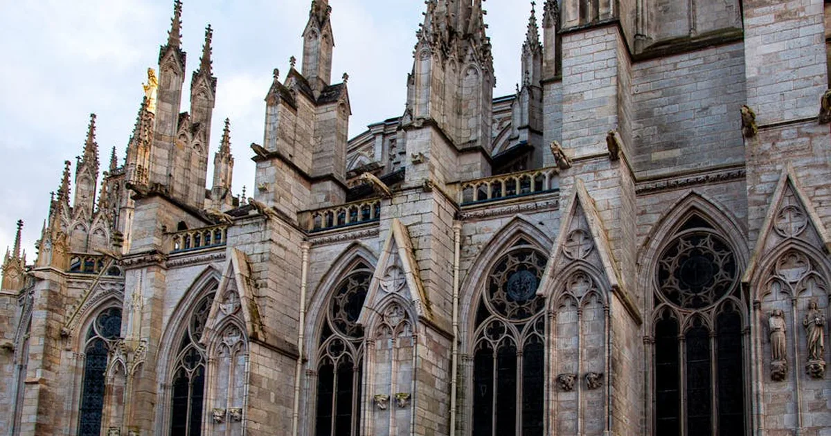 Catedral de Clermont-Ferrand: Um Convite a Cuidar da Nossa Herança da Fé