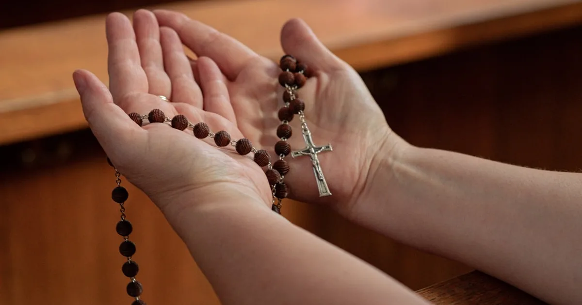 El rosario y misterios: una guía para meditar la vida de Cristo