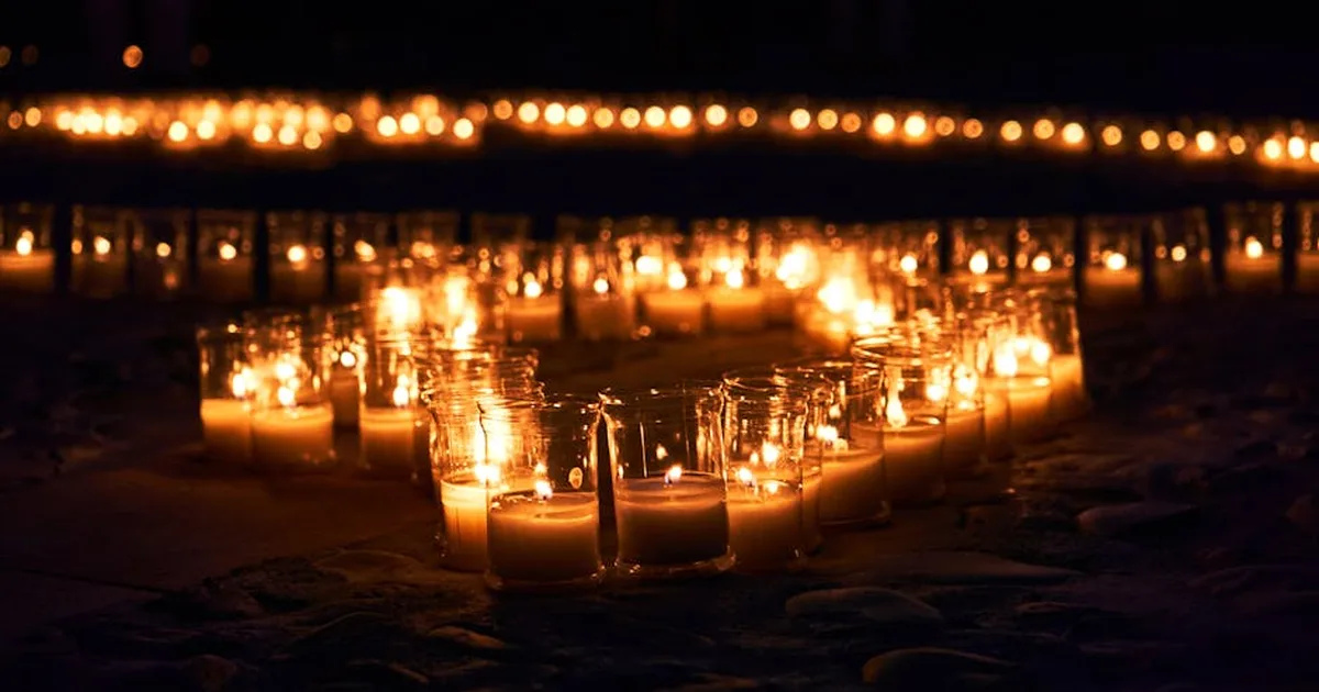 Massa ilumina el camino de la paz: Una comunidad cristiana responde al dolor con esperanza
