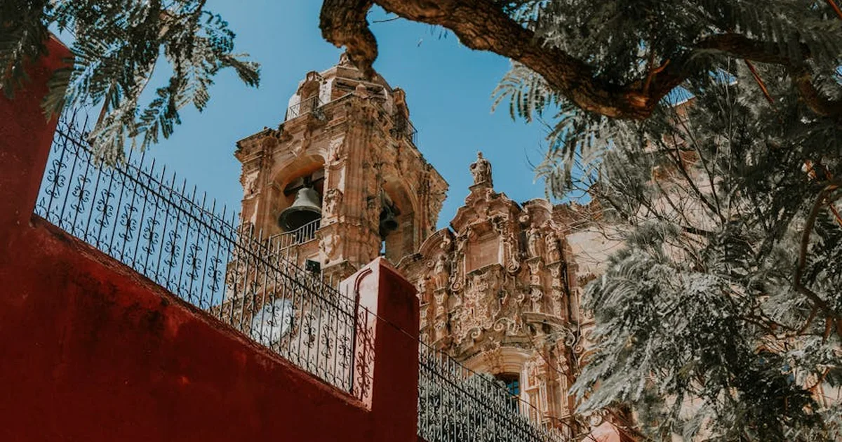 Un hombre queda atrapado al intentar entrar a una iglesia en México: ¿Qué nos enseña sobre la búsqueda de Dios?