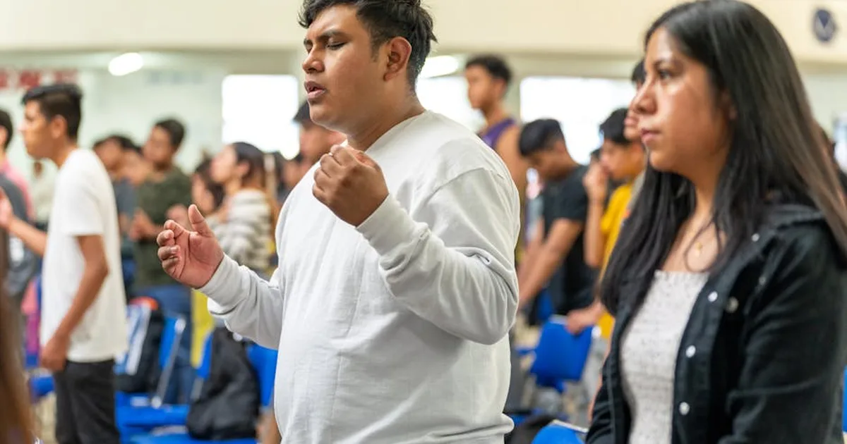 Igreja na Holanda atrai jovens ao trocar cultos para o inglês