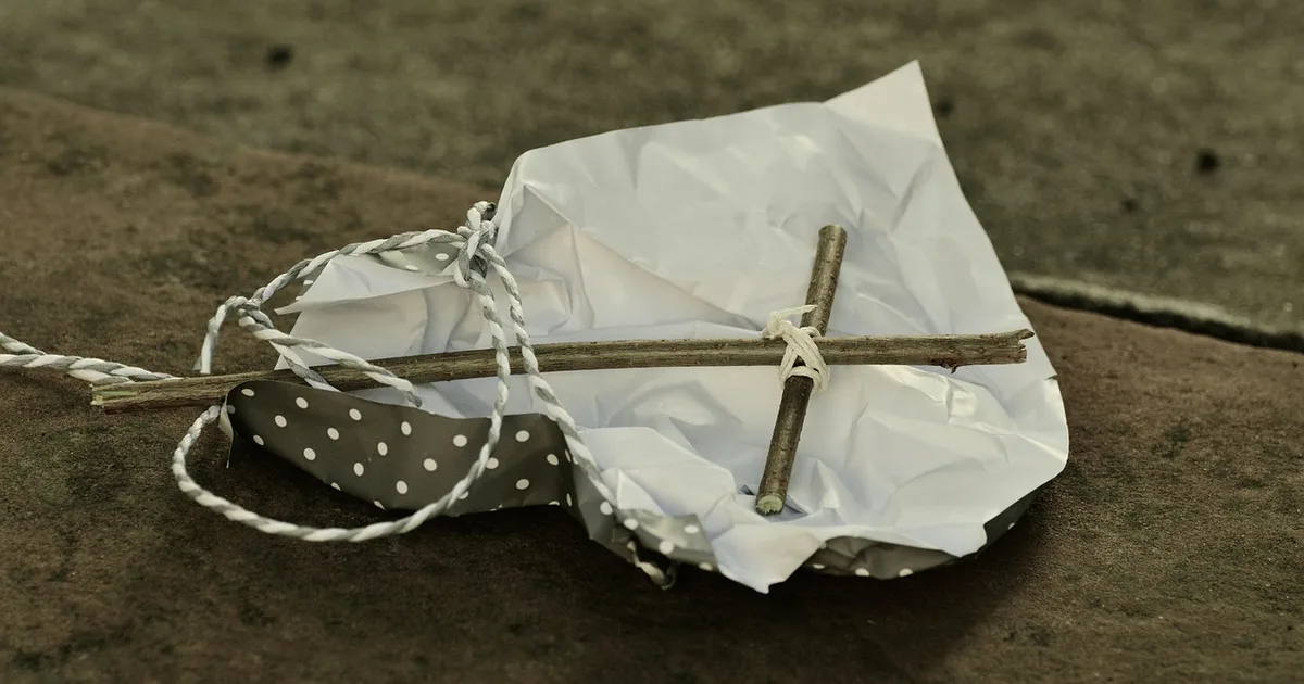 Fora do Mundo, Mas Não Sozinhos: O Amor de Cristo nos Sustenta