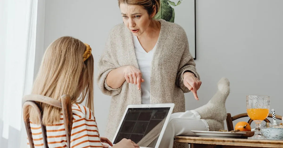 Criando con Sabiduría en la Era Digital: Una Guía Cristiana para Padres ante la Inteligencia Artificial