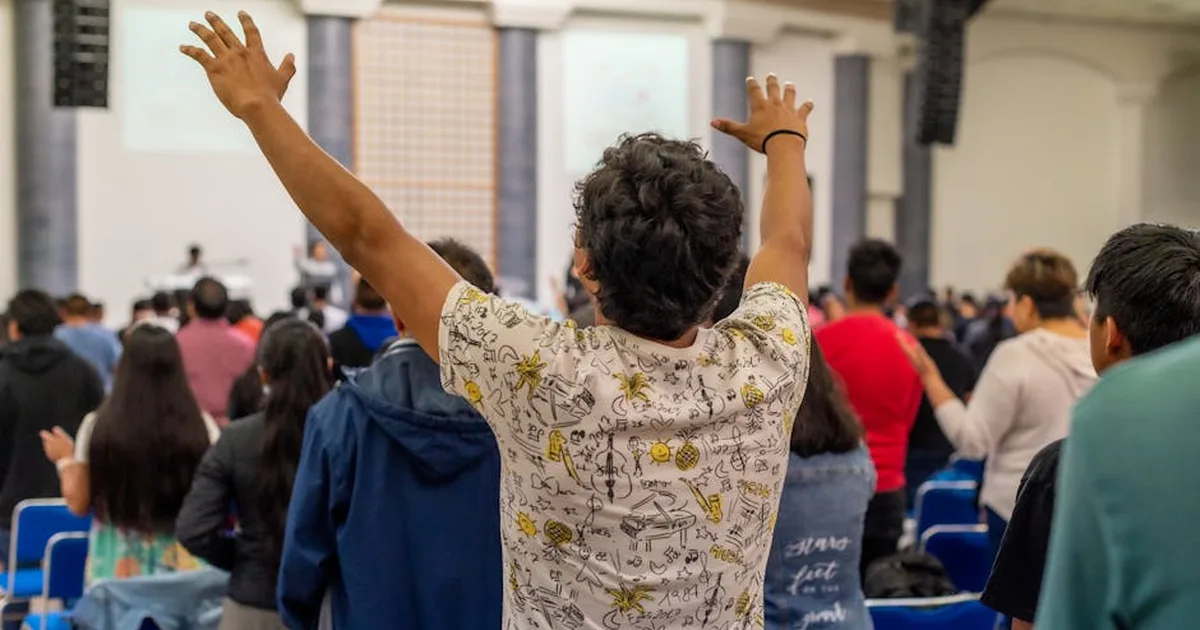 Jóvenes varones lideran un despertar espiritual en 2025, según Gallup