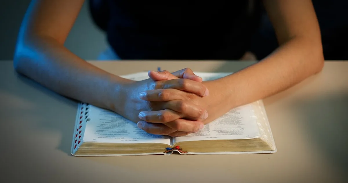 Reflexión cristiana sobre la oración: Encuentra paz en la conversación con Dios