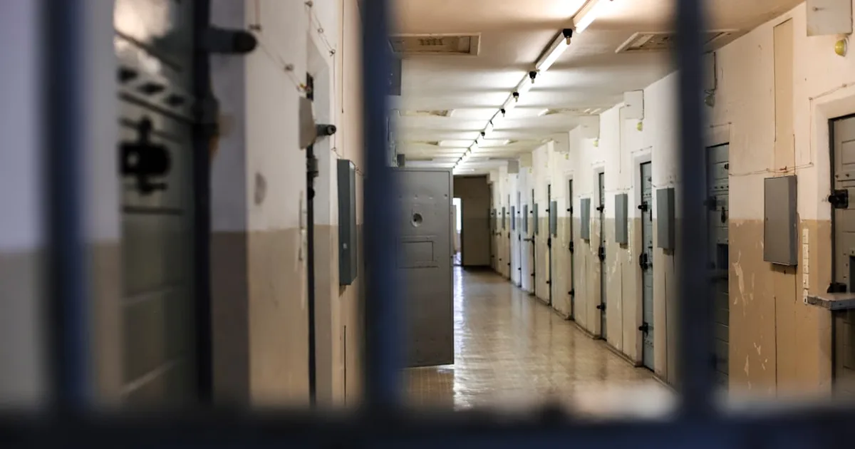 Oração pela liberdade de um preso: como interceder com fé e esperança