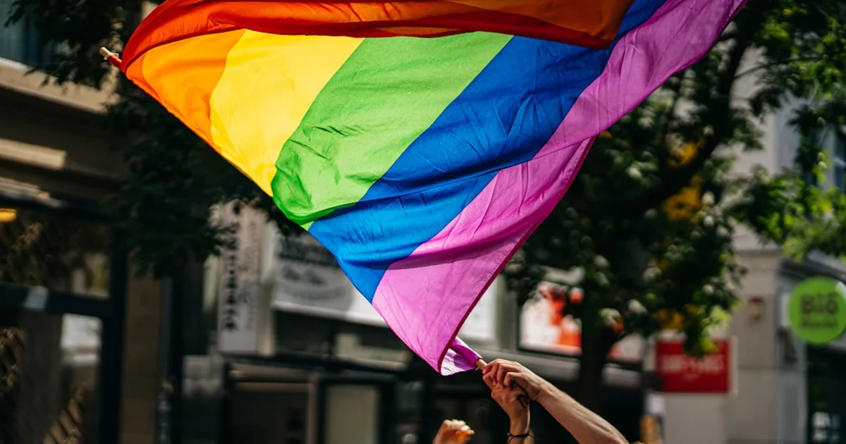 Vaticano condena terapias de conversão e acolhe católicos LGBTQ+ em relatório histórico