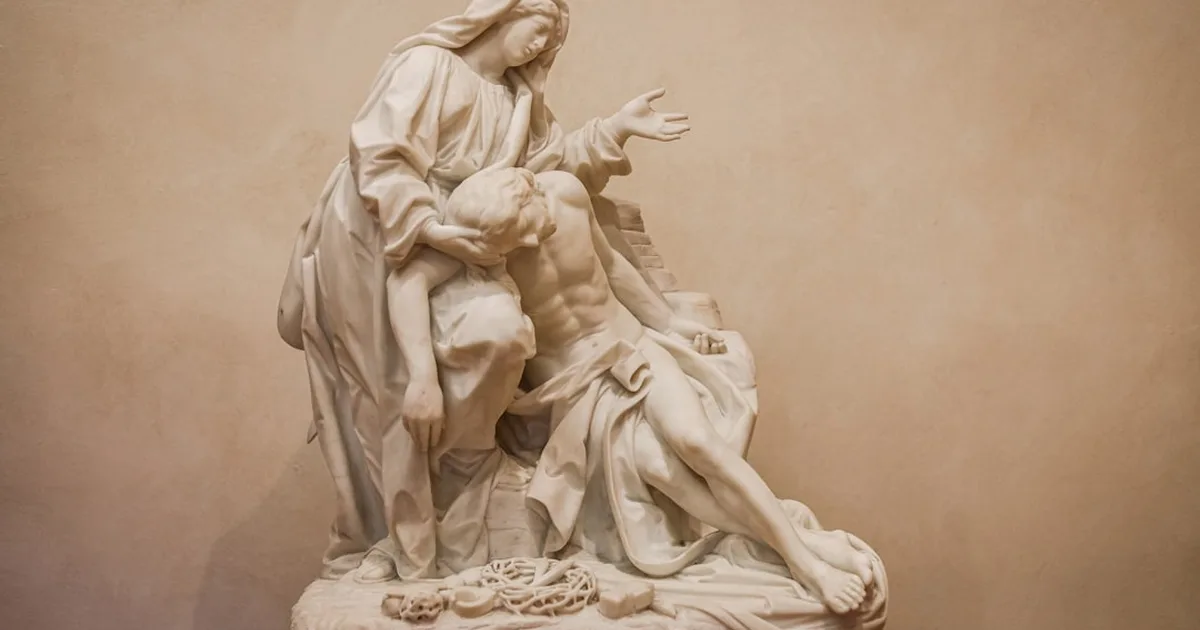 Walking the Way of the Cross: A Devotional Guide for Lent and Beyond
