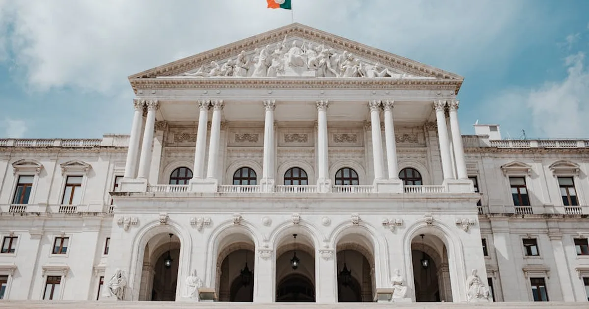 Portugal prohíbe banderas ideológicas en edificios públicos: un debate sobre fe y libertad