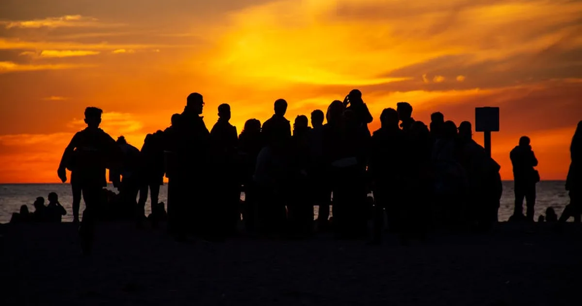Amanhecer com Deus: Multidão se reúne na praia para louvor e oração em Santa Catarina