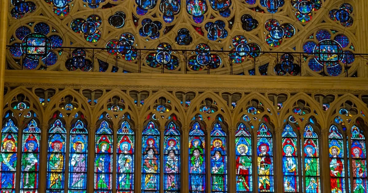 Vidrieras de Notre Dame: ¿Arte sacro o controversia innecesaria?